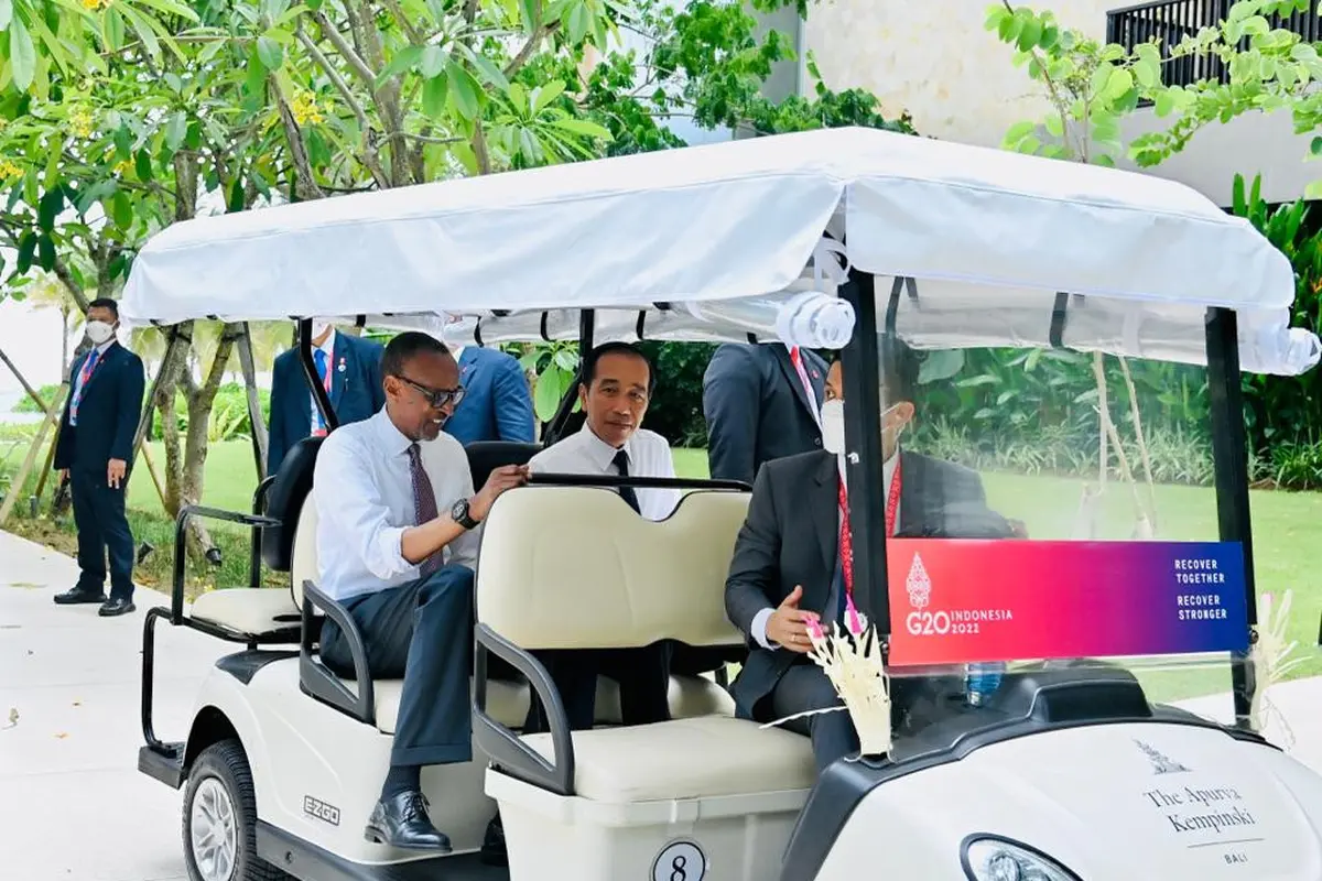 Presiden Joko Widodo atau Jokowi melakukan pertemuan informal dengan Presiden Rwanda Paul Kagame disela-sela penyelenggaraan Konferensi Tingkat Tinggi (KTT) G20 di Bali.