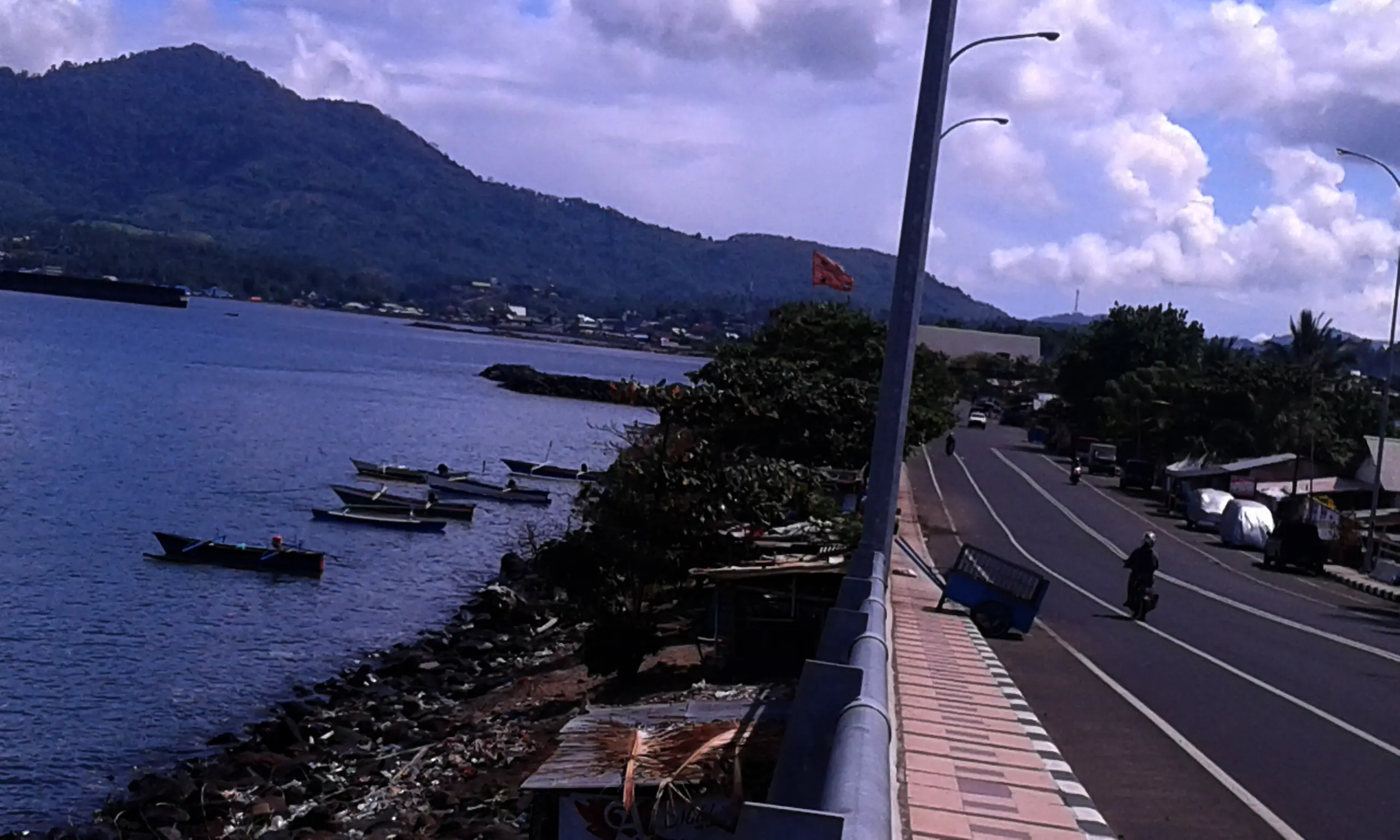 Proyek Reklamasi Boulevard 2 di Manado, Sulawesi Utara, bakal menggusur lokasi yang selama ini menjadi sumber penghasilan para nelayan. (Liputan6.com/Yoseph Ikanubun)