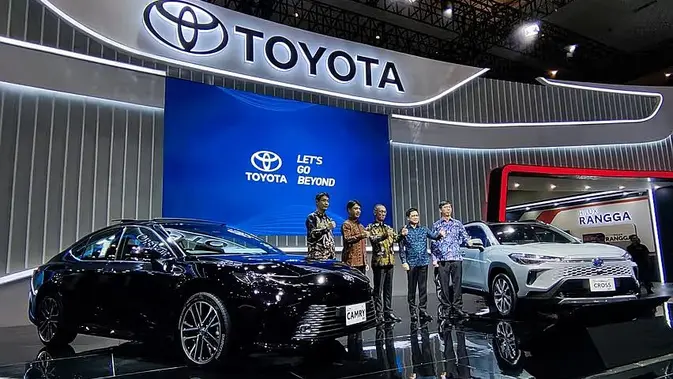 Peluncuran Toyota Camry HEV dan Corolla Cross HEV di IIMS 2025.