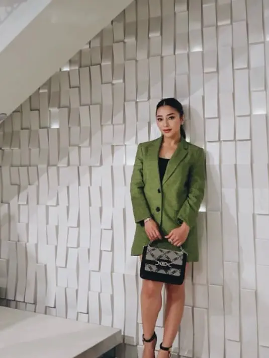 Nikita Willy mengenakan blazer oversize warna hijau yang dijadikan mini dress. Dipadukan inner hitam serta heels strap hitamnya. [@nikitawillyofficial94]
