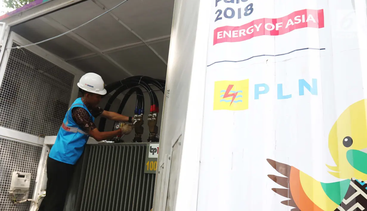 Teknisi mengecek Power Bank dan Mobile UPS penyuplai listrik di Hotel Sultan, Jakarta, (15/2). Pemasangan alat yang disediakan PLN itu untuk penyuplai pasokan listrik acara debat capres dan cawspres  kedua pada Minggu besok. (Liputan6.com/Angga Yuniar)