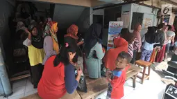 Warga antre membeli sembako murah dengan KJP di Pasar Blok G Tanah Abang, Jakarta, Selasa (11/12). Warga sangat antusias memanfaatkan KJP untuk membeli sembako murah karena harga yang lebih murah dari pasar. (Merdeka.com/Iqbal S. Nugroho)