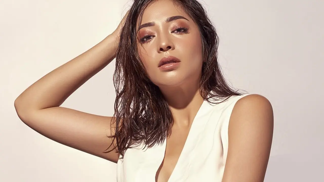 FOTO: Gaya OOTD Nikita Willy dengan Baju Putih, Tampil Stylish