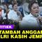 Titiek mengatakan Komisi IV siap menambah anggaran jika itu untuk petani. Mendengar hal itu Kapolri yang berada di samping Titiek memberikan jempolnya.