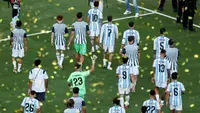 Para pemain Timnas Argentina berjalan keluar lapangan setelah pertandingan Final Piala Dunia 2026 antara Spanyol dan Argentina di Stadion New York New Jersey pada 20 Juli 2026 di East Rutherford, New Jersey. (Kevin C. Cox/Getty Images via AFP)