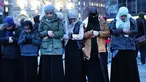 Wanita muslim menggelar salat berjemaah sebelum melakukan aksi protes di Manhattan, New York (1/2). Mereka melakukan protes terkait larangan imigran dari negara mayoritas muslim masuk ke AS. (AFP/Spencer Platt)