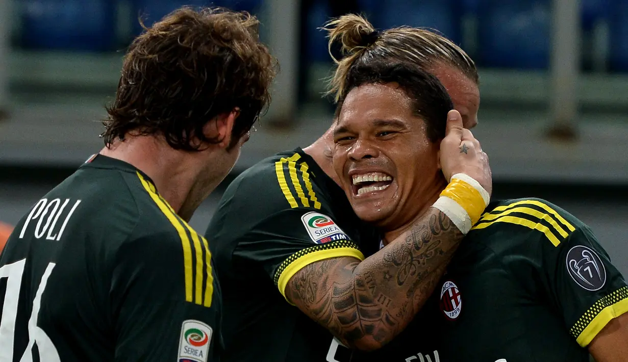 Carlos Bacca disambut rekan-rekannya setelah mencetak gol ketiga ke gawang Lazio dalam lanjutan Serie A Italia di Stadion Olimpico, Roma, Senin (2/11/2015) dini hari WIB. (AFP Photo/Tiziana Fabi)