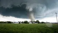 Ilustrasi tornado menghantam sebuah wilayah (AFP/Josh Edelson)