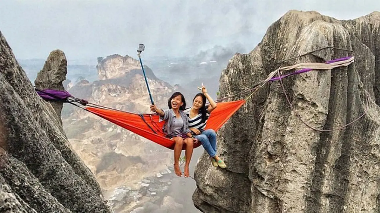 Sensasi Hammocking Ekstrem di Atas Jurang Tebing Gunung Masigit