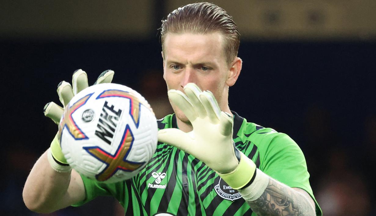 Jordan Pickford. Kiper asal Inggris berusia 28 tahun ini didatangkan Everton pada awal musim 2017/2018 dari Sunderland dengan nilai transfer 28,5 juta euro. Kedatangannya langsung menggeser posisi Joe Robles dan Maarten Stekelenburg yang sempat mendapatkan porsi yang sama sebagai duo kiper utama. Hingga kini Jordan Pickford telah tampil dalam 217 laga di bawah mistar gawang The Toffees pada semua ajang dengan mencatat 57 kali clean sheet dan kebobolan 313 gol. (AFP/Nigel Roddis)
