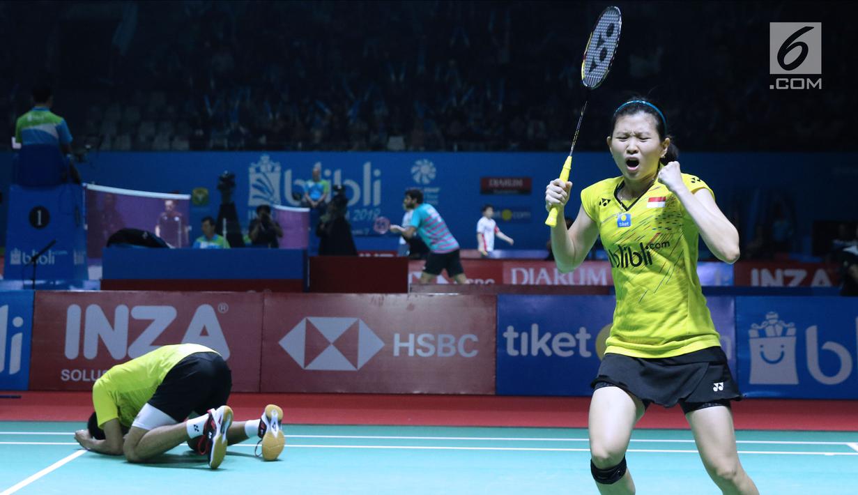 Ganda campuran Indonesia, Ricky Karandasuwardi/Debby Susanto merayakan kemenangan atas He Jiting/Du Yue (China) pada babak pertama Indonesia Open 2018 di Istora GBK, Jakarta, Selasa (3/7). Ricky/Debby unggul. (Liputan6.com/Helmi Fithriansyah)
