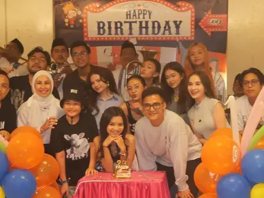 Potret keseruan ulang tahun Adzwa Aurell. Foto tersebut diunggah oleh Adzwa pada 29 September 2024 di laman Instagramnya. Perayaannya sederhana, namun kebersamaannya berharga dan tak terlupakan. Para pemain Mermaid in Love memang sering saling merayakan setiap momen penting, mulai dari perayaan ulang tahun sampai momen pernikahan. (Liputan6.com/IG/@iniadzwaaurell)