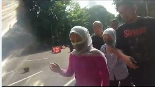 si kembar Rihana Rihani terduga penipuan Iphone.