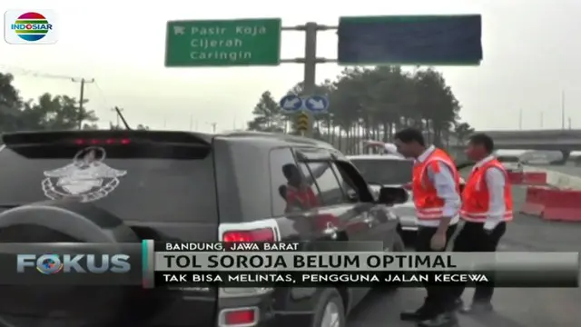 Di beberapa titik papan rambu juga masih ditutup. Begitu pula dengan gerbang tol yang belum difungsikan.