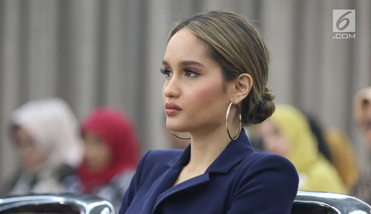 Aktris yang juga penyanyi Cinta Laura Kiehl menghadiri acara penobatan di Kantor KemenPPPA, Jakarta, Senin (29/7/2019). Kementerian Pemberdayaan Perempuan dan Perlindungan Anak mendaulat Cinta Laura sebagai duta anti kekerasan terhadap perempuan dan anak. (Liputan6.com/Herman Zakaharia)