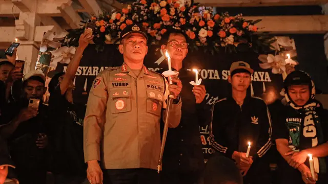 Kapolrestabes Surabaya, Kombes Akhmad Yusep Gunawan mengikuti aksi Doa Bersama di Tugu Pahlawan, Surabaya. (twitter.com/persebayaupdate)