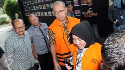 Pahri Azhari dan istri usai diperiksa KPK, Jakarta, Rabu (6/1/2016). KPK memperpanjang penahanan terhadap Bupati Muba, Pahri Azhari dan istri Lucianty selama 40 hari ke depan. (Liputan6.com/Helmi Afandi)