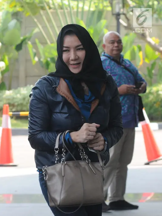 Terpidana Bupati Kutai Kartanegara Rita Widyasari tiba di Gedung KPK, Jakarta, Rabu (3/7/2019). Rita diperiksa sebagai tersangka dugaan tindak pidana pencucian uang (TPPU) senilai Rp 436 miliar terkait pemberian izin perkebunan kelapa sawit. (merdeka.com/Dwi Narwoko)