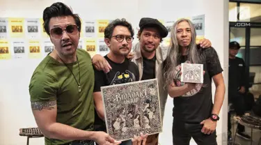 Personel band NAIF, David, Pepeng, Emil, dan Jarwo menunjukkan album "7 Bidadari" di Jakarta, Selasa (28/8). NAIF meluncurkan klip video single terbaru merek yang bertajuk 'Berubah'. (Liputan6.com/Faizal Fanani)