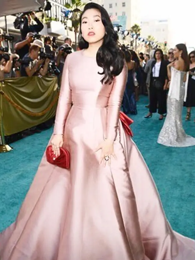 6 Pesona Awkwafina, Aktris Berdarah Asia Pertama yang Menangkan Golden Globe 2020