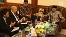 Duta Besar Amerika Serikat untuk Indonesia, Joseph Donovan berbincang dengan Ketua Umum PBNU, KH Said Aqil Siradj (kanan) saat kunjungannya ke Kantor PBNU di Jakarta, Senin (26/3). (Liputan6.com/Angga Yuniar)