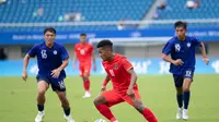 Pemain Timnas Indonesia U-24 Ramai Rumakiek dibayangi oleh penggawa Chinese Taipei Chin Wen Yen (16) dan Fang Li Peng (19) dalam laga kedua Grup F Asian Games 2023 pada Kamis (21/9/2023). (Dok. NOC Indonesia)