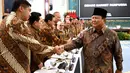 Presiden Prabowo Subianto saat menyalami Menteri Perumahan dan Kawasan Permukiman (PKP), Maruarar Sirait sesaat sebelum menggelar Sidang Kabinet Paripurna di Istana Negara Jakarta, Senin (20/10/2025). (Biro Pers Istana Kepresidenan)