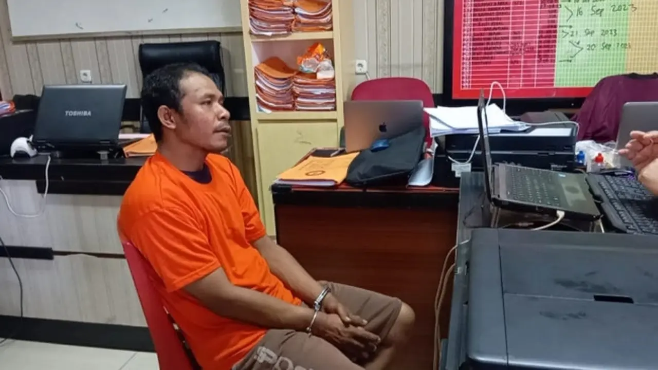 Tersangka kakak bunuh adik saat diminta keterangan oleh penyidik Polresta Pekanbaru.