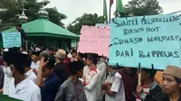 Santri, Ulama dan Kiai Banten Demonstrasi Di Kantor DPW PPP Buntut Ucapan Amplop Kiai. (Senin, 29/08/2022). (Yandhi Deslatama/Liputan6.com).