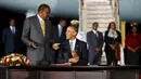 Presiden AS, Barack Obama (kanan) berbincang dengan Presiden Kenya Uhuru Kenyatta sebelum mengisi buku tamu saat tiba Bandara Internasional Jomo Kenyatta, Nairobi, Kenya, (24/7/2015). (REUTERS/Jonathan Ernst)