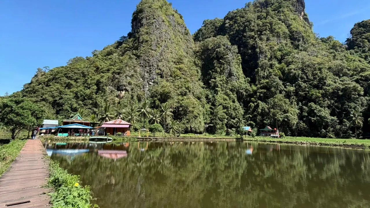 Rammang-Rammang, kawasan wisata alam berupa gugusan pegunungan karst