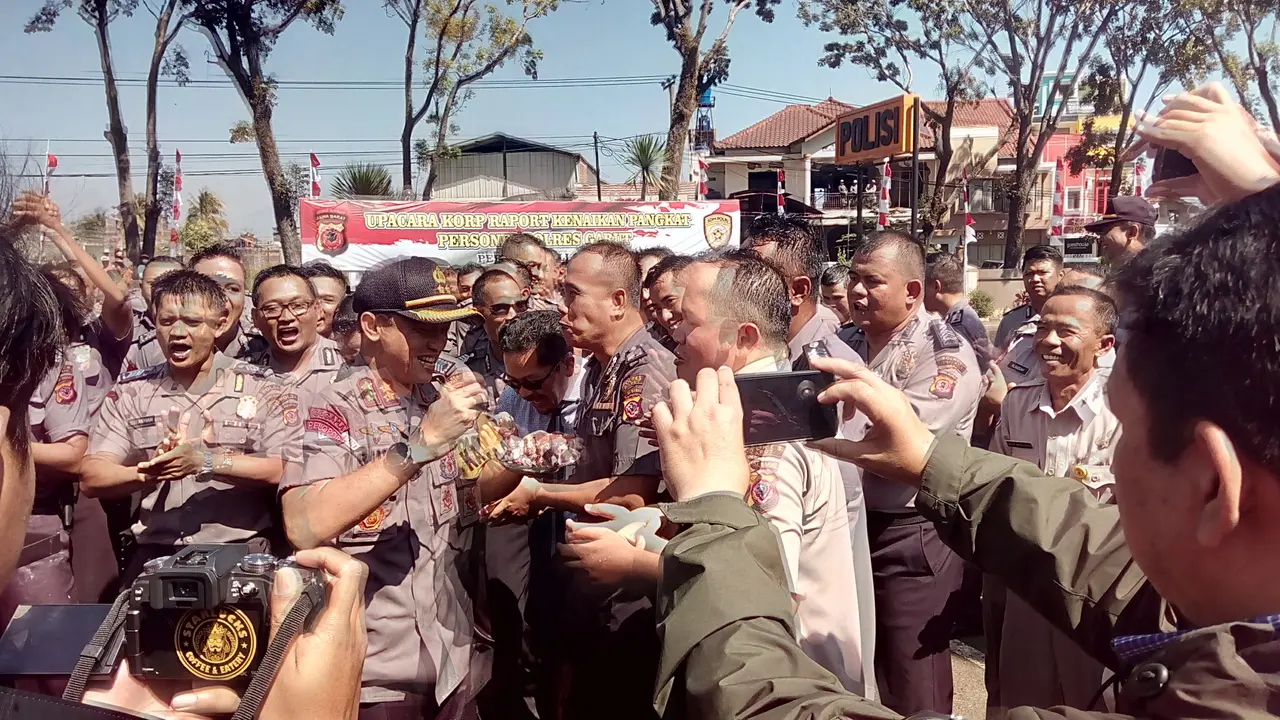Memiliki tanggal lahir 1 Juli atau sama dengan HUT Bhayangkara, Kapolres Garut Budi Satria Wiguna, langsung menjadi bulan-bulanan tangan jail bawahannya dalam perayaan sederhana dan meriah siang tadi