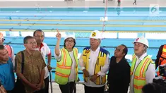 Menteri Keuangan Sri Mulyani bersama Menteri PUPR Basuki Hadimuljono meninjau Stadion Akuatik di kompleks Gelora Bung Karno, Jakarta, Kamis (23/11).Sri Mulyani dan Menteri Basuki mengunjungi sejumlah venue Asian Games 2018. (Liputan6.com/Angga Yuniar)