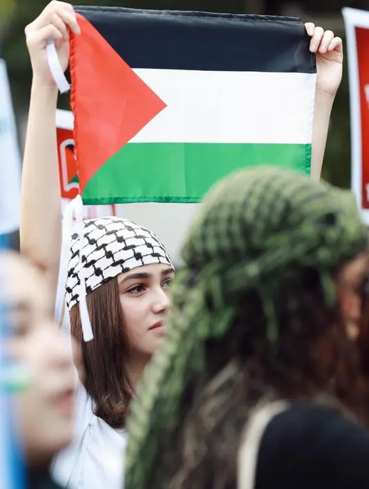 Dalam potret tersebut, Syifa pun membawa bendera Palestina yang ia angkat setinggi-tingginya. [@syifahadju]