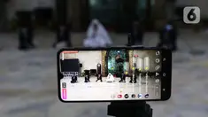 Para Imam Masjid Agung Sunda Kelapa menggemakan takbir malam Idul Fitri 1441 H yang disiarkan langsung melalui beragam media sosial, Jakarta, Sabtu (23/5/2020). Gema takbir yang disiarkan secara virtual untuk menghindari penyebaran virus COVID-19. (Liputan6.com/Helmi Fithriansyah)