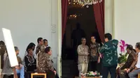 Sebanyak 31 budayawan mendatangi Istana Merdeka dan disambut hangat Jokowi. (Liputan6.com/Hanz Jimenez)