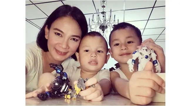 Masih Terlihat Muda, 5 Seleb Ini Ternyata Sudah Bersatus Nenek