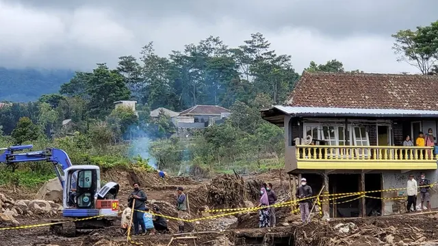 Menteri Pekerjaan Umum dan Perumahan Rakyat (PUPR) Basuki Hadimuljono meninjau penanganan banjir bandang di Kota Batu, Jawa Timur pada Kamis (11/11/2021).