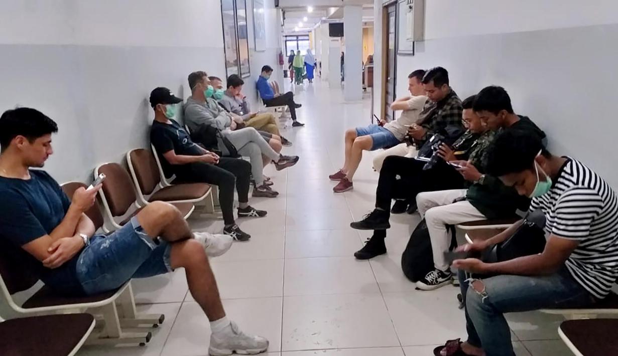 Tim Barito Putera berada di ruang tunggu RS Sari Mulia Banjarmasin untuk tes kesehatan terkait virus Corona yang konon menimpa asisten pelatih Yunan Helmi. (Dokumentasi Barito Putra/Gatot Susetyo)