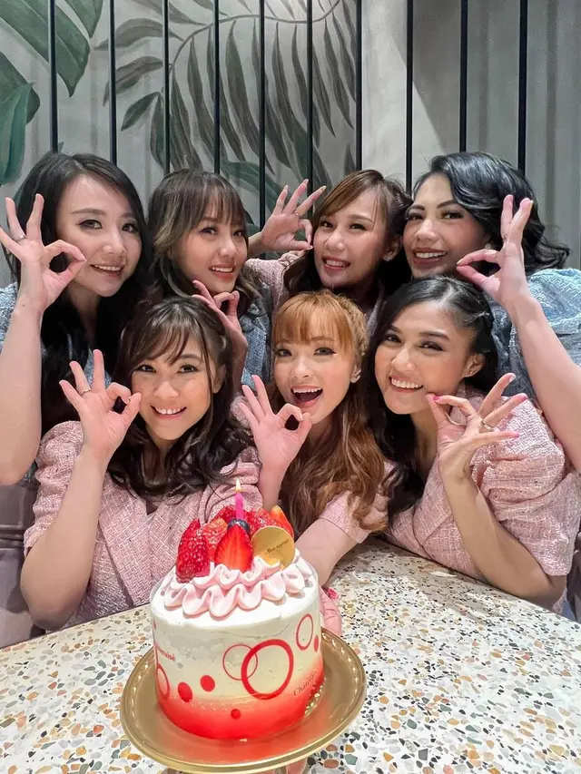 6 Potret Member Cherrybelle Rayakan Anniversary, Kompak Banget