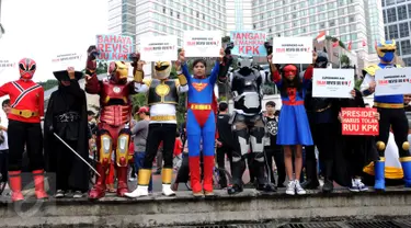 Sejumlah supehero membawa papan bertulisan 'Tolak Revisi UU KPK', Jakarta,Minggu (21/02). Para Superhero ini tergabung dalam Koalisi Masyarakat Anti-Korupsi. (Liputan6.com/Helmi Afandi)