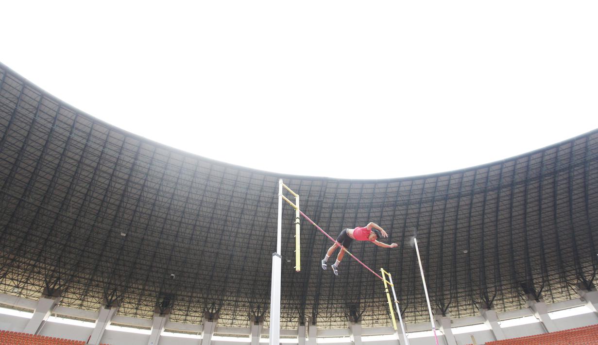 Atlet Jawa Barat, Idan Fauzan, melakukan lompatan saat Kejurnas Atletik nomor lompat tinggi galah U-20 putra di Stadion Pakansari, Bogor, Selasa (6/8). Kejurnas tahun ini juga dilakukan untuk kualifikasi jelang PON. (Bola.com/Vitalis Yogi Trisna)
