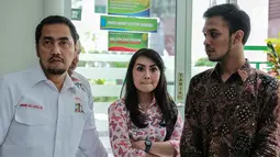 Tessa Kaunang (tengah) didampingi kuasa hukumnya Sunan Kalijaga saat menggelar mediasi di Pengadilan Negeri Jakarta Selatan, Kamis (1/3). Sunan Kalijaga mengisyarakatkan adanya perdamaian di antara pihak Sandy maupun Tessa. (Liputan6.com/Pool/Adrian)