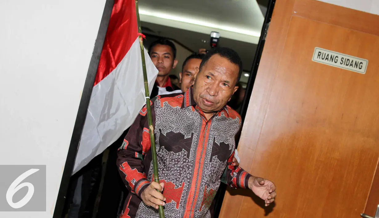 Sebuah bendera merah putih dibawa Jannes Johan Karubaba saat akan menjalani sidang perdana, Jakarta, Senin (13/7/2015). Karubaba diduga melakukan korupsi pengadaan "Detailing Engineering Design" di Sungai Mamberamo dan Urumka. (Liputan6.com/Helmi Afandi)