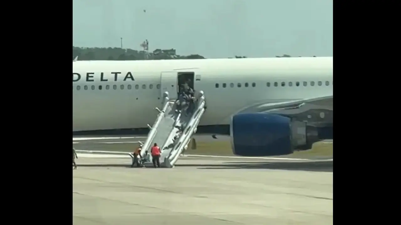 Mesin Pesawat Delta Air Lines Terbakar di Landasan Pacu Saat Hendak Lepas Landas, Bukti Layanan Penerbangan AS Tak Baik-baik Saja