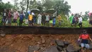 Sejumlah warga berada di lokasi runtuhnya tembok di Mumbai, India (2/7/2019). Sedikitnya 15 orang tewas dan 69 orang lainya luka ketika sebuah tembok runtuh saat hujan lebat monsun. (AFP Photo/Punit Paranjpe)