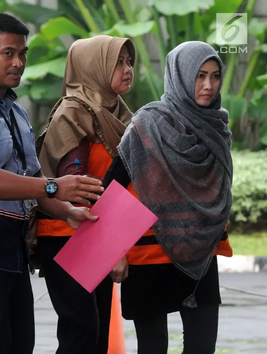 Anggota DPRD Kota Malang Tri Yudiani (kanan) dan Sulik Lestyowati (tengah) tiba di gedung KPK, Jakarta, Senin (23/4). Tri dan Sulik diperiksa terkait dugaan menerima suap pembahasan APBD-P Pemkot Malang Tahun 2015. (Merdeka.com/Dwi Narwoko)