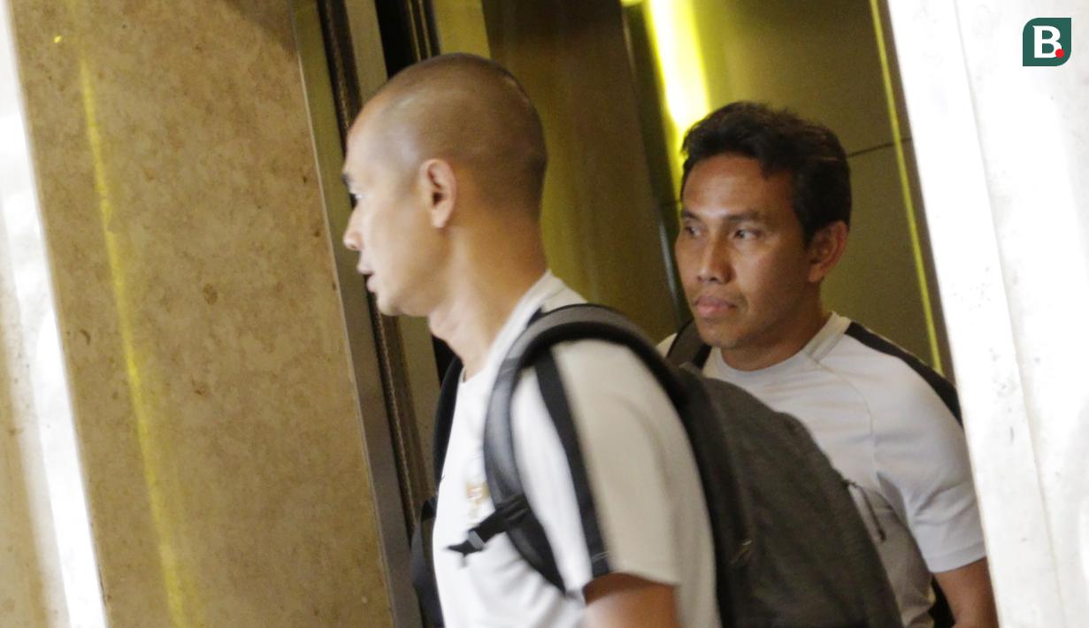 Pelatih Timnas Indonesia, Bima Sakti dan Kurniawan Dwi Yulianto saat berada di Hotel Peninsula, Singapura, Rabu (7/11). Latihan Timnas ini merupakan persiapan jelang laga melawan Singapura pada Piala AFF 2018. (Bola.com/M Iqbal Ichsan)