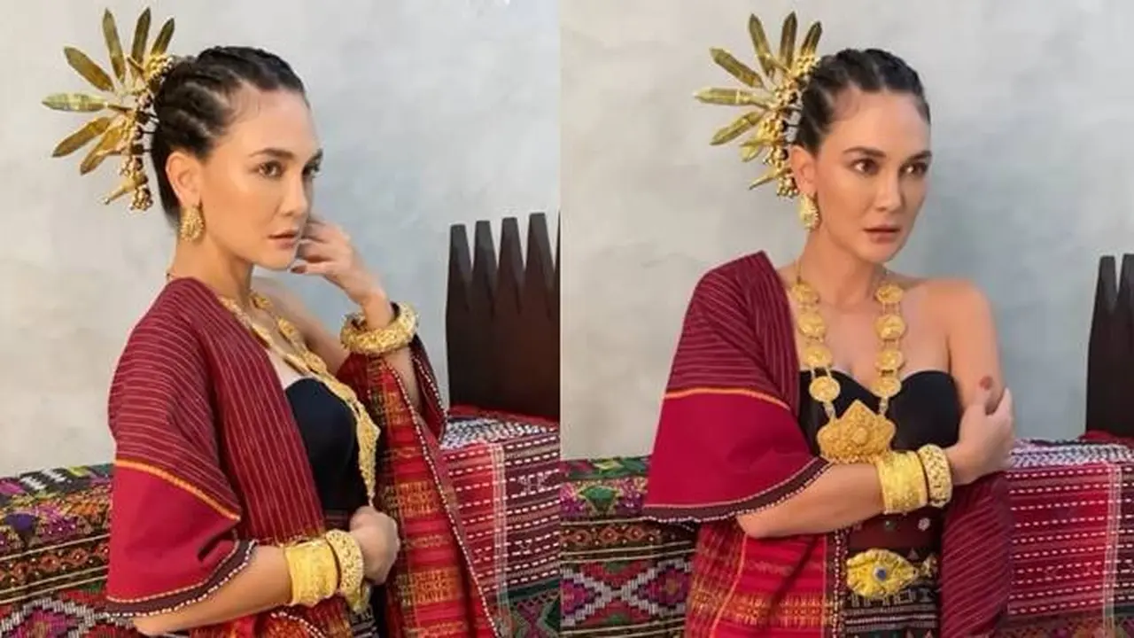 5 Gaya Luna Maya Pakai Kain Ulos Ini Tampil Makin Menawan