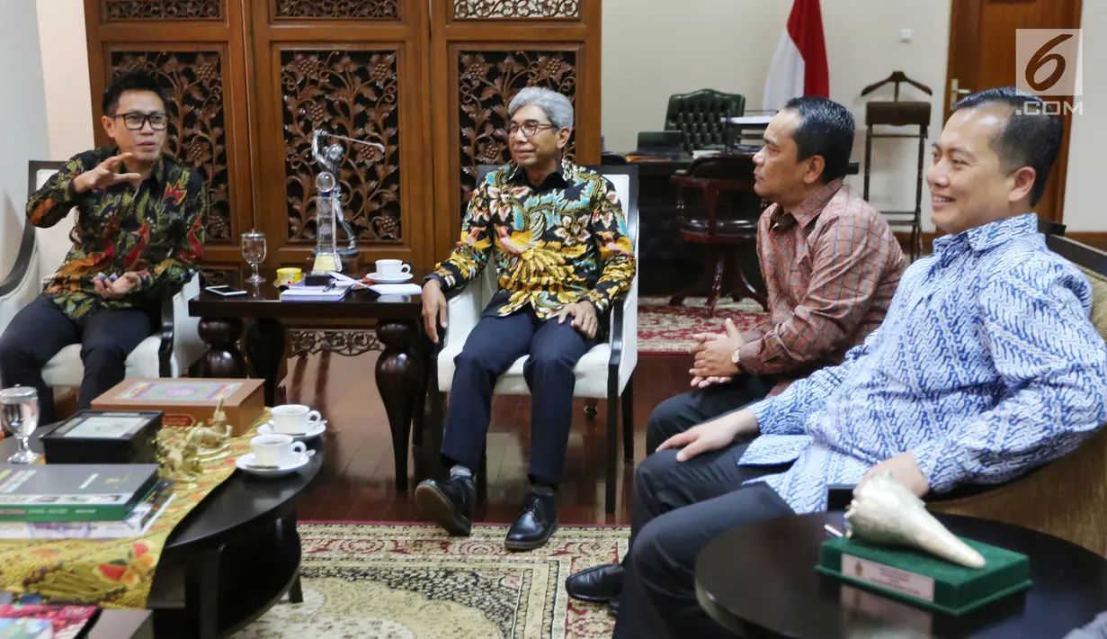 Artis Eko Hendro Purnomo (Eko Patrio) yang juga Ketua DPW PAN DKI Jakarta bersama komedian saat melakukan pertemuan di Kemenlu Jakarta, Jumat (9/2). Para komedian berharap ada solusi untuk dua komedian asal Jawa Timur tersebut. (Liputan6.com/Fery Pradolo)